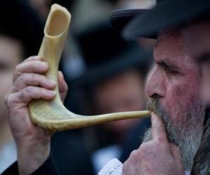 Puzzle Ο άνθρωπος που παίζει η shofar. Ανεμος μουσικό όργανο τυπικά από εβραϊκή αργίες